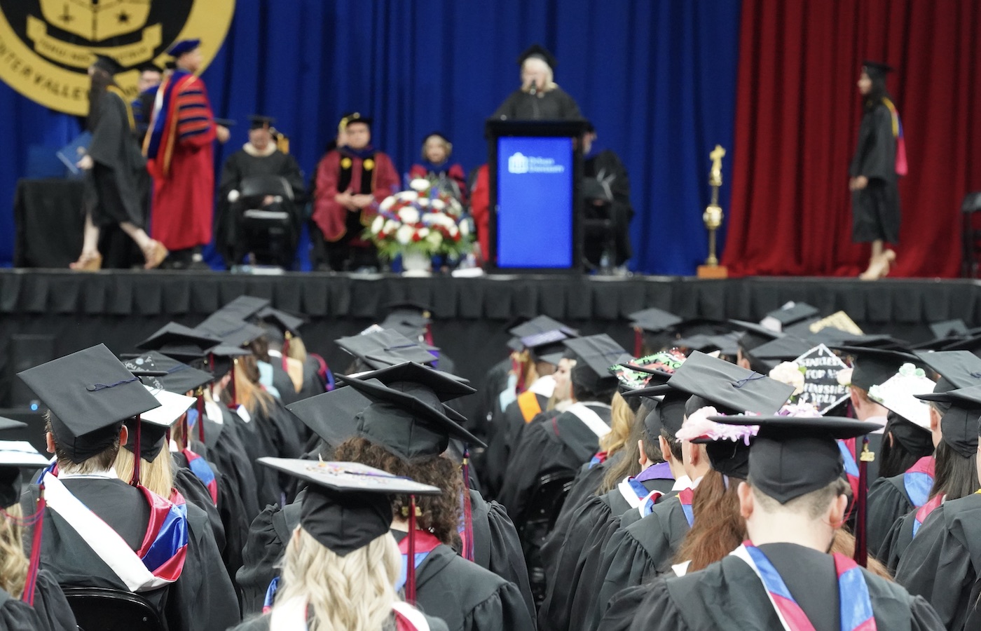 Commencement Awards to Grads FAL09015 2